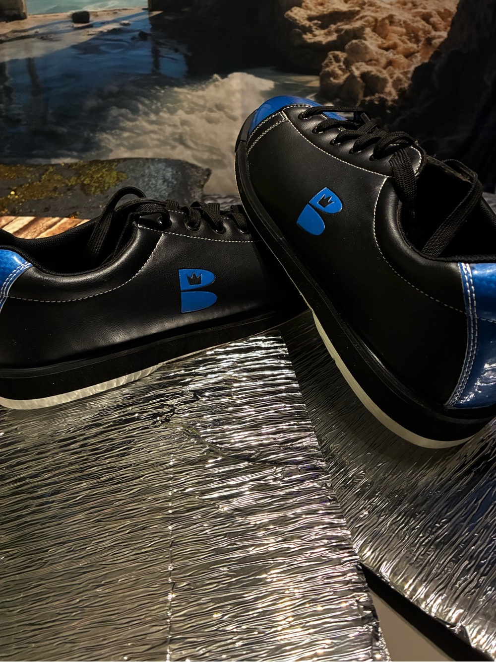 #459| (13) Brunswick Men's Black & Blue bowling shoes w/ box